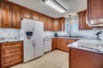 Well-equipped kitchen w/Keurig and standard coffee maker